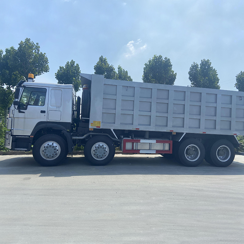 A stock sino howo tipper dump trucks 8x4 ຂາຍ 